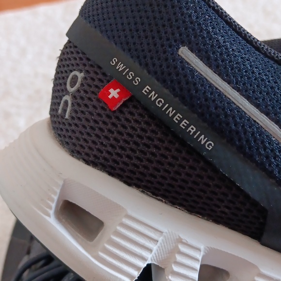 On Cloud 6 Comfort Running Shoes - Picture 9 of 16